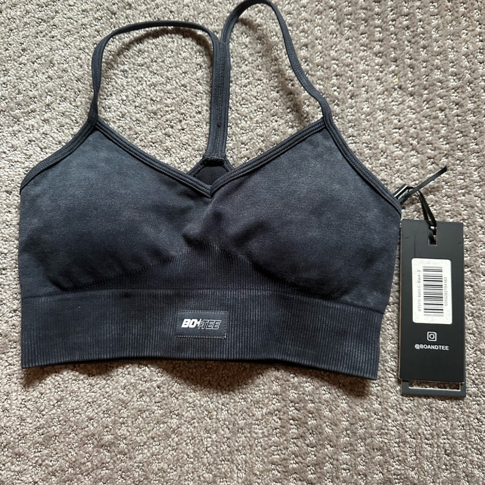 Bo+tee sports bra, size small. Never been worn. Tags still on! Super cute!!